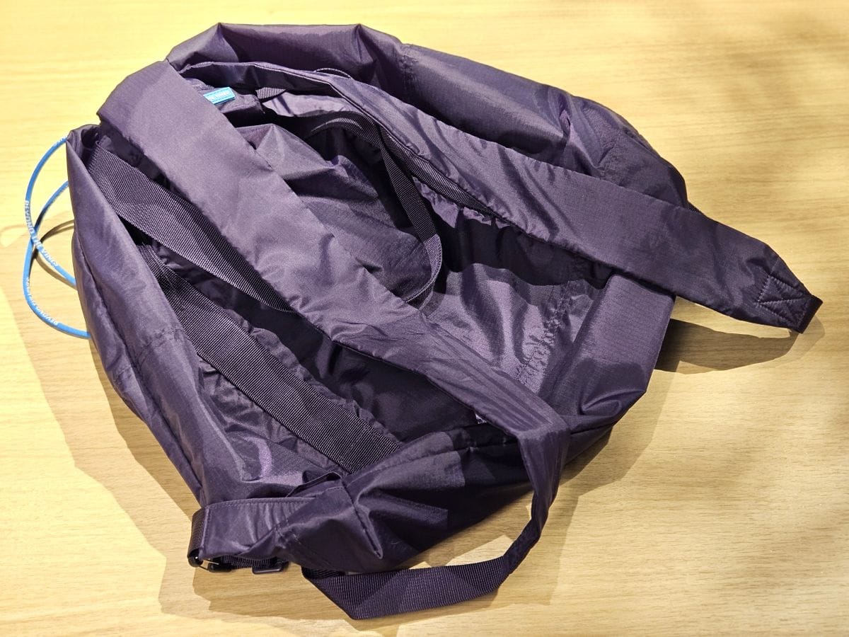 裏面のポケットにはソフトパッドがついたショルダーストラップが備わっていて、一瞬にしてバックパックにも変化可能。