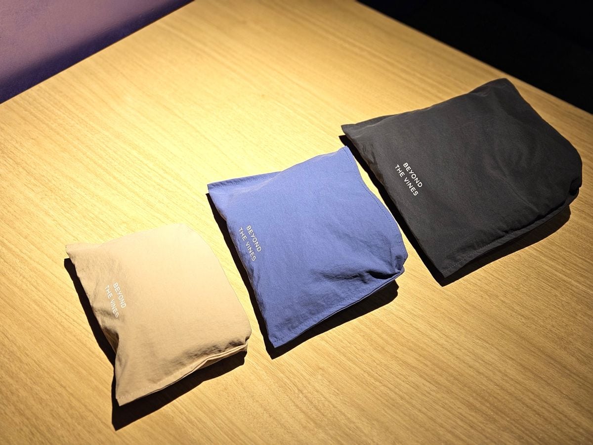 色味はこちらは落ち着いた色味で写真を撮影しましたが、カラフルでかわいい色も多彩なバリエあり。サイズはMicro～XLまで4サイズ展開（¥7,690～¥13,190）。