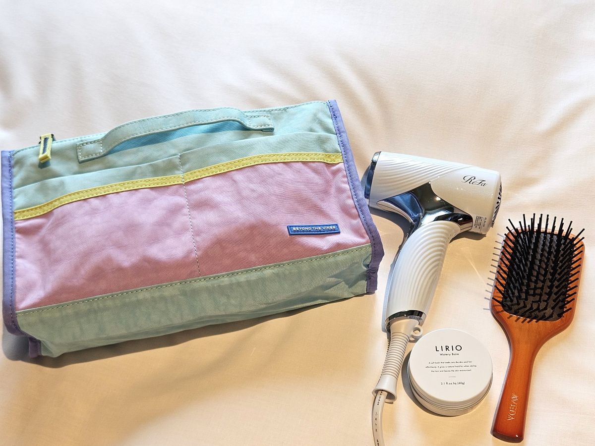 どうしても持っていきたいお気に入りのドライヤーやヘアブラシ、ヘアバームなどもすっぽり。