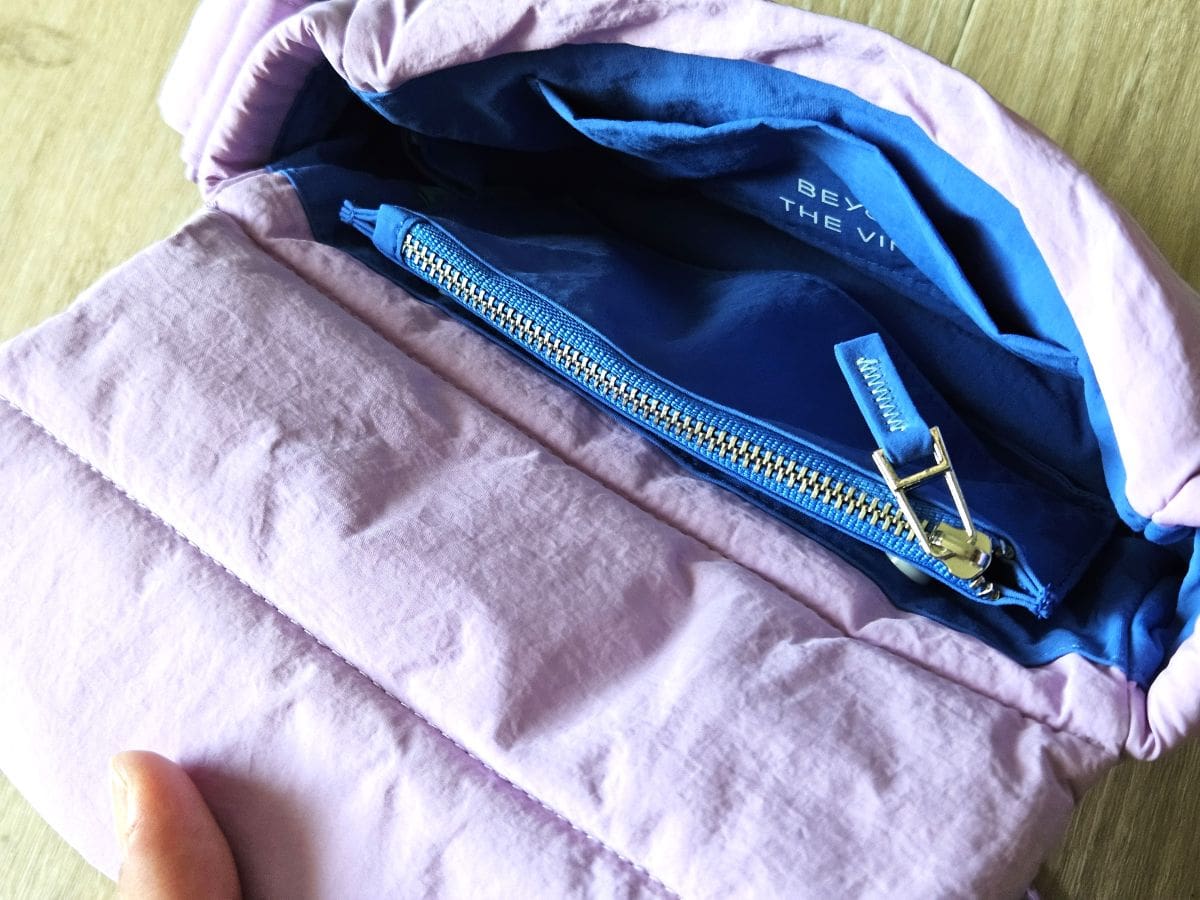 調整可能なストラップがついていて、ショルダーやクロスボディなどスタイルやシーンに合わせた持ち方が可能。