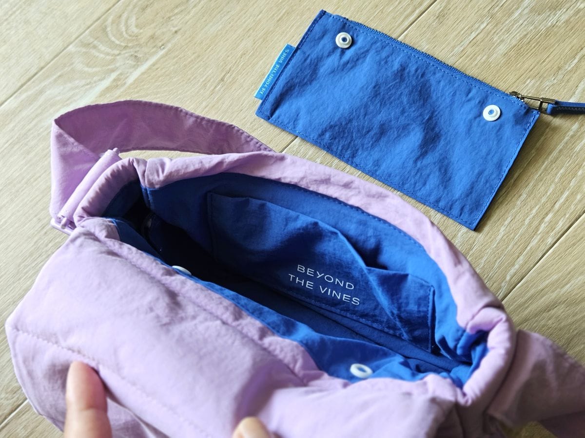 内側にはポケットがついて、取り外し可能なジップつきスナップタブも使いやすい！