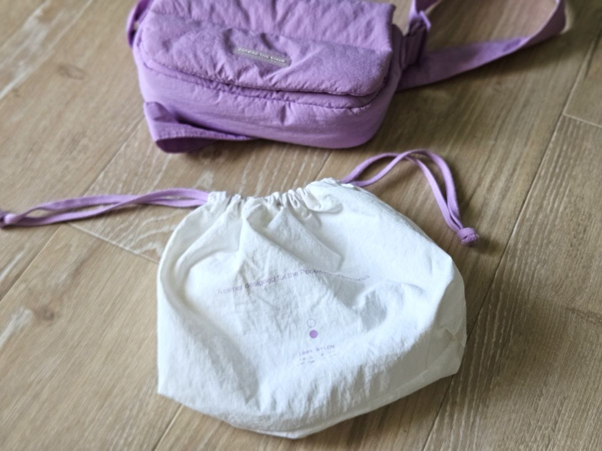 さらにダストバッグ（ポーチ）を付属しているので、未使用時の収納や保護に、旅や出張に行く際の予備のバッグとして連れていくのにも便利。