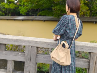 着用はXS Dumpling Bag ¥9,890