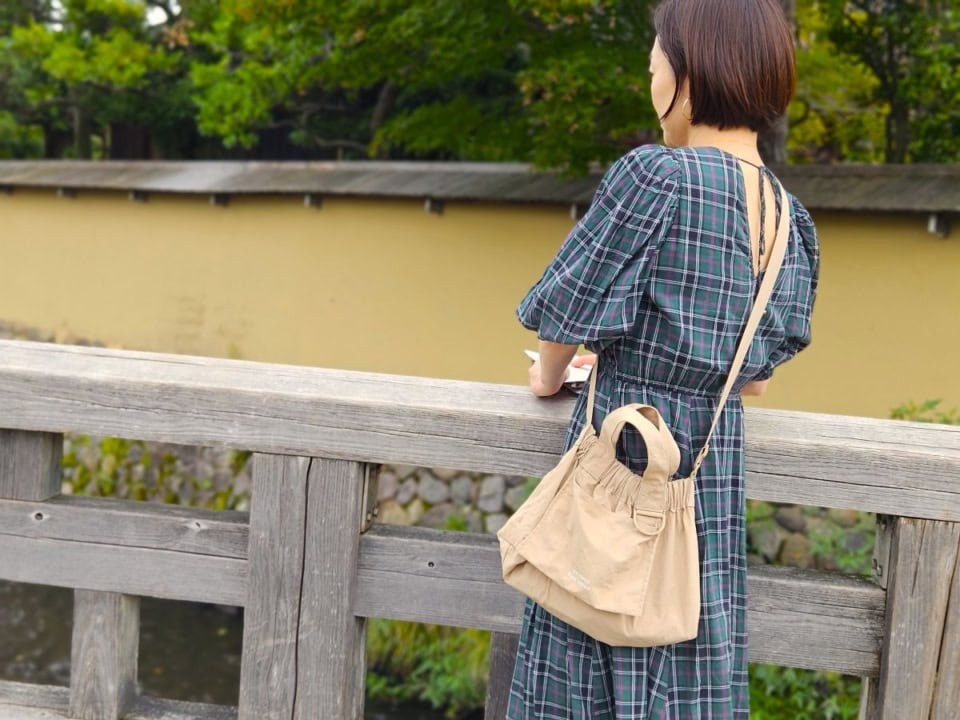 着用はXS Dumpling Bag ¥9,890