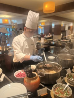 シェフみずから作ってくれるフォーは必食！