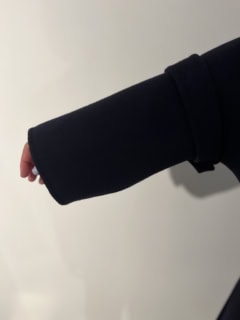 美しい光沢感があるのもお気に入り。ちなみにこのコート、袖にあしらわれたベルトもポイントになっています