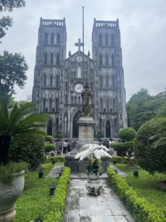 教会の前には、イエスを抱いた聖母マリア像が鎮座。筆者の前にも何人も撮影していたので、ここが絶好の撮影スポットの様子