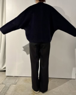 このコートのドルマン具合はこんな感じ。ゆったりとしたサイズ感なので合わせるインナーも選ばないはず