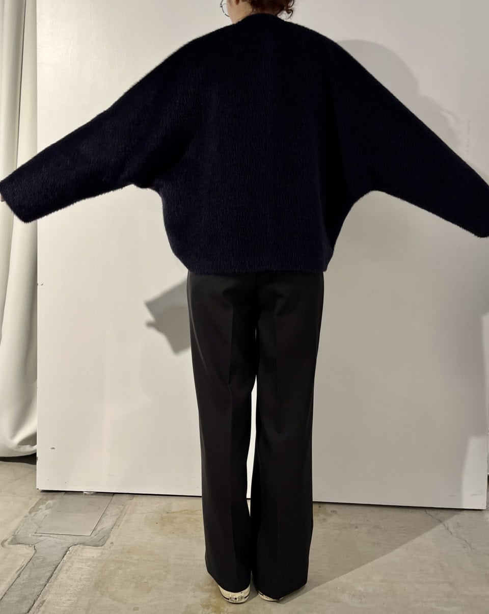 このコートのドルマン具合はこんな感じ。ゆったりとしたサイズ感なので合わせるインナーも選ばないはず