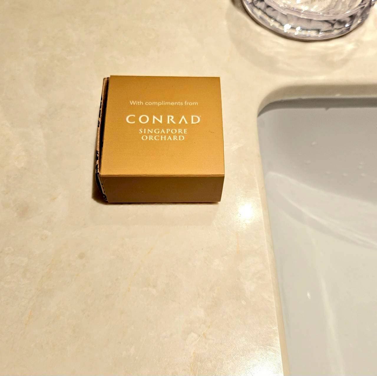 こちらがバスルームにそっと置かれていたシャワーボム。このお部屋はバスタブがないので「バスボム？ 何に使うんだろう？」と思ったのですが、