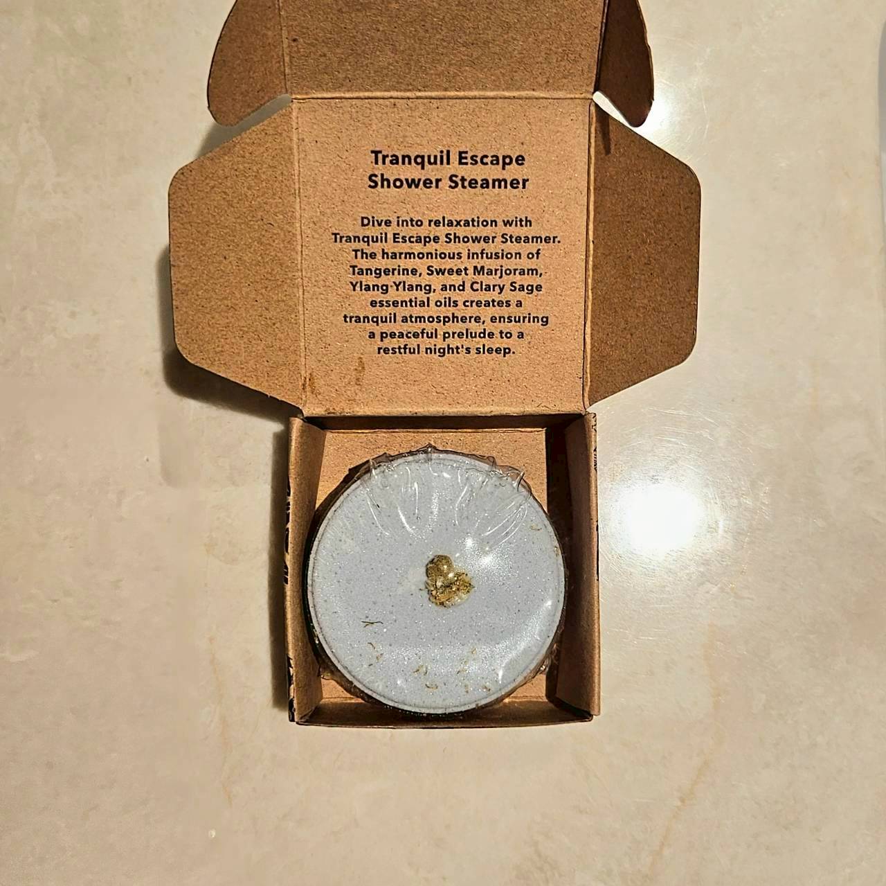 静かな逃避のためおシャワースチーマーと名付けられたコレは、シャワールームで最初ちょっとお湯をかけて反応させることで、シャワールーム内がいい香りに包まれリラックスできるというものです。