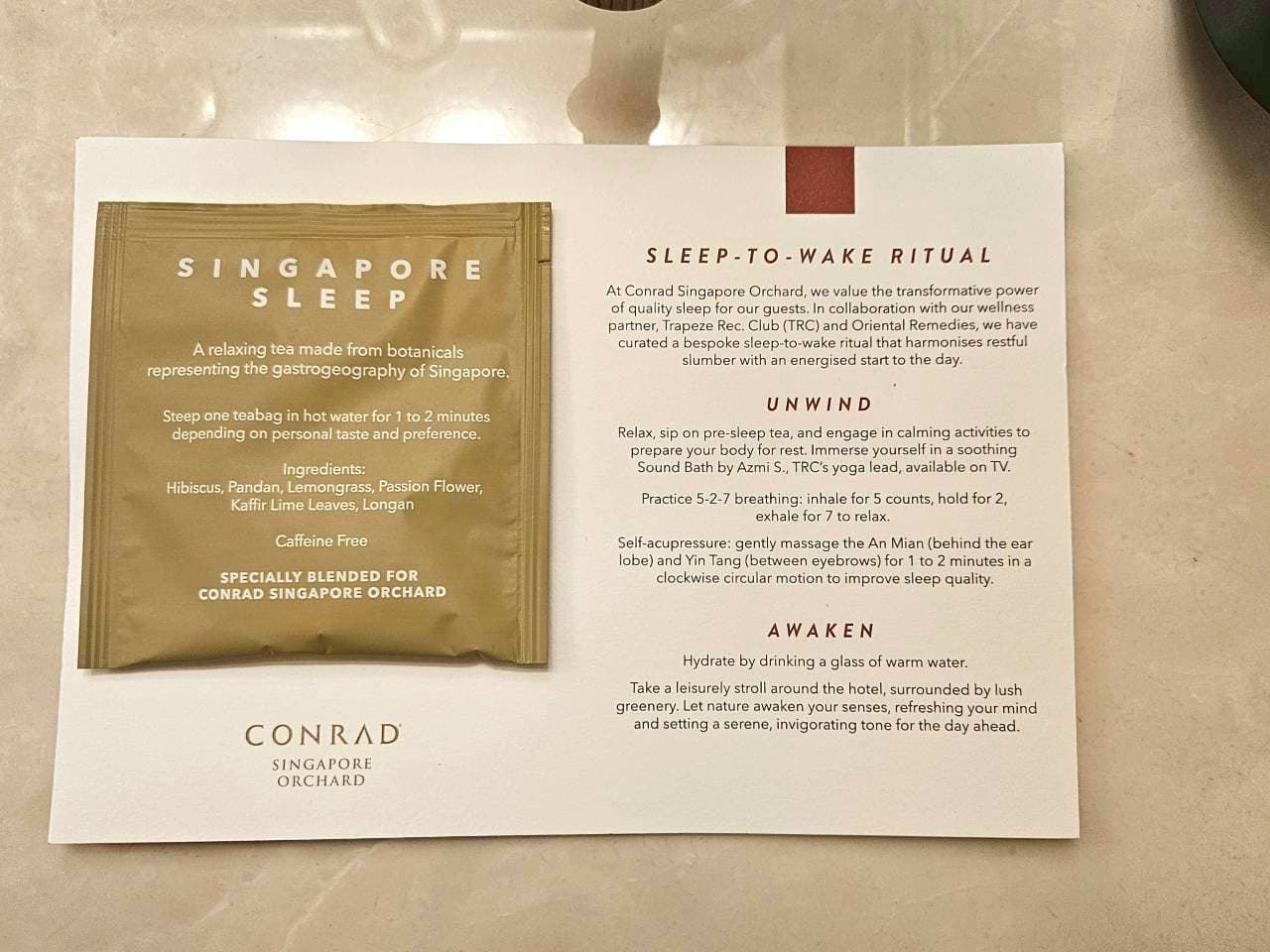 「SINGAPORE SLEEP」とプリントされたハーブティーはハイビスカスはパンダン(東南アジアで料理によく使われている葉っぱ)、レモングラスなどを配合したノンカフェインタイプ