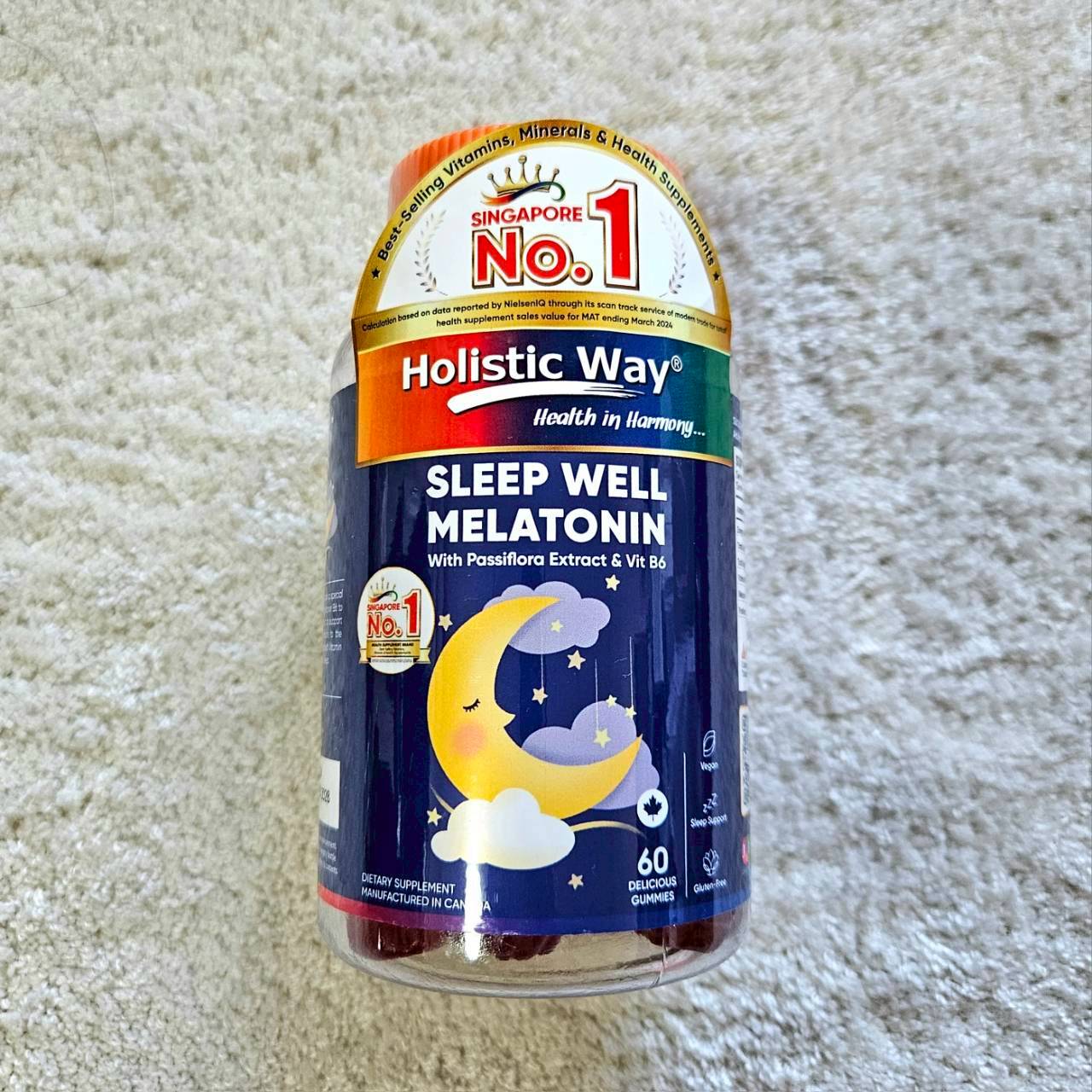 カナダのブランド、グリーンライフのSLEEP WELL MELATONIN GUMMIES というメラトニン入りのグミ。60粒入りはドラッグストアで39.25シンガポールドル(日本円で約4,774円)でした。