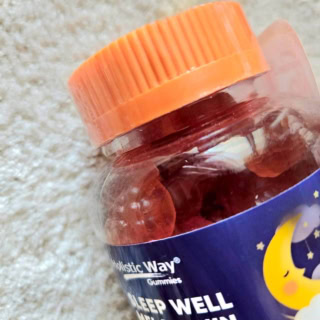 見えますかね? 小さなグミです。お菓子だと思って複数個食べないよう、お子様がいらっしゃるご家庭ではくれぐれも置き場所にご注意ください。そこそこ美味しいので。