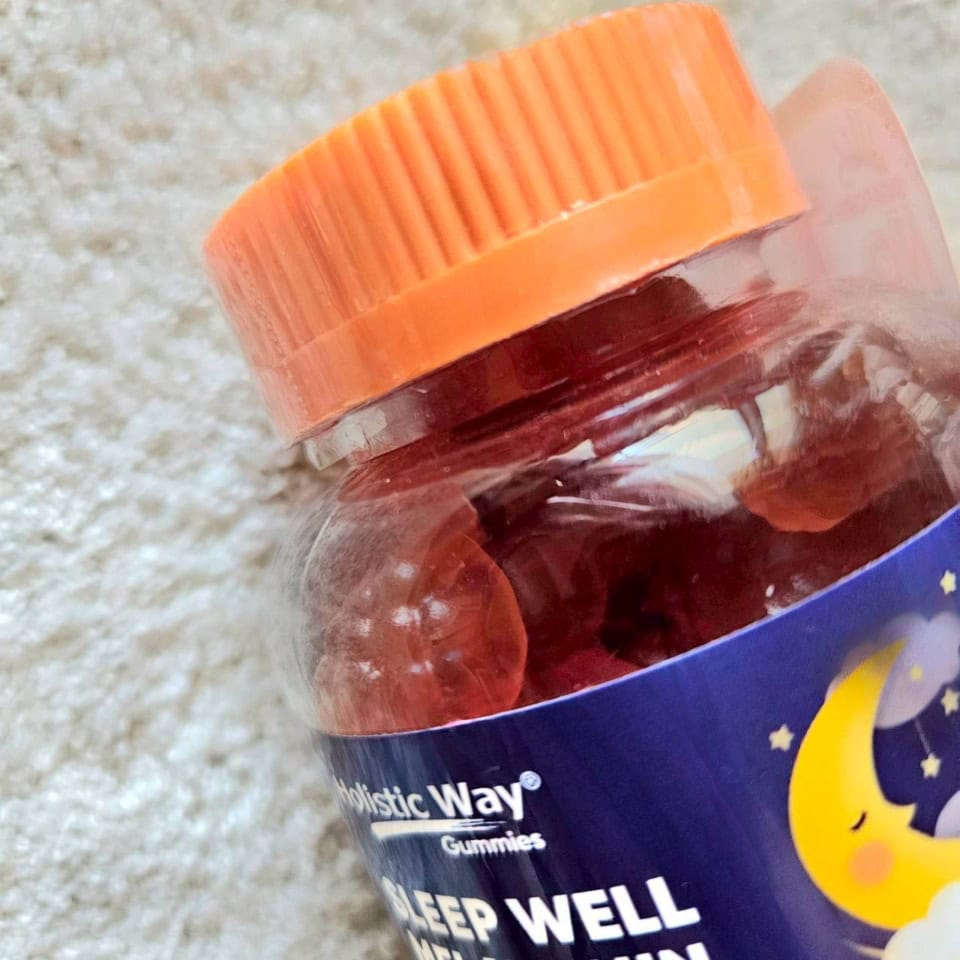 見えますかね? 小さなグミです。お菓子だと思って複数個食べないよう、お子様がいらっしゃるご家庭ではくれぐれも置き場所にご注意ください。そこそこ美味しいので。