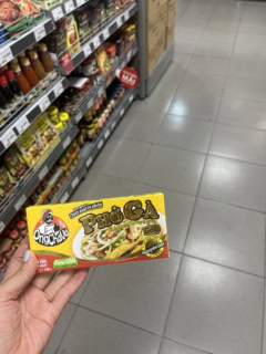 ベトナムといえばフォーですが、スーパーには固形のスープの素も売ってます。そもそもパリ在住の友人に教えてもらってこの存在を知ったのですが、こちらも筆者のベトナムみやげの定番。フォーガー（鶏肉）はお米と一緒に炊き上げると、おいしいチキンライスになるとか。125gで8,600ドン（日本円で約51円）とこれまたリーズナブル！