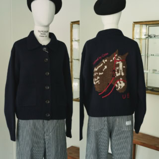 ホースカーディガン￥51,150、クイジン・パンツ￥29,700（共にアーバニック30） レザーベレー￥14,300　（エイチダブリュードッグアンドコー）
