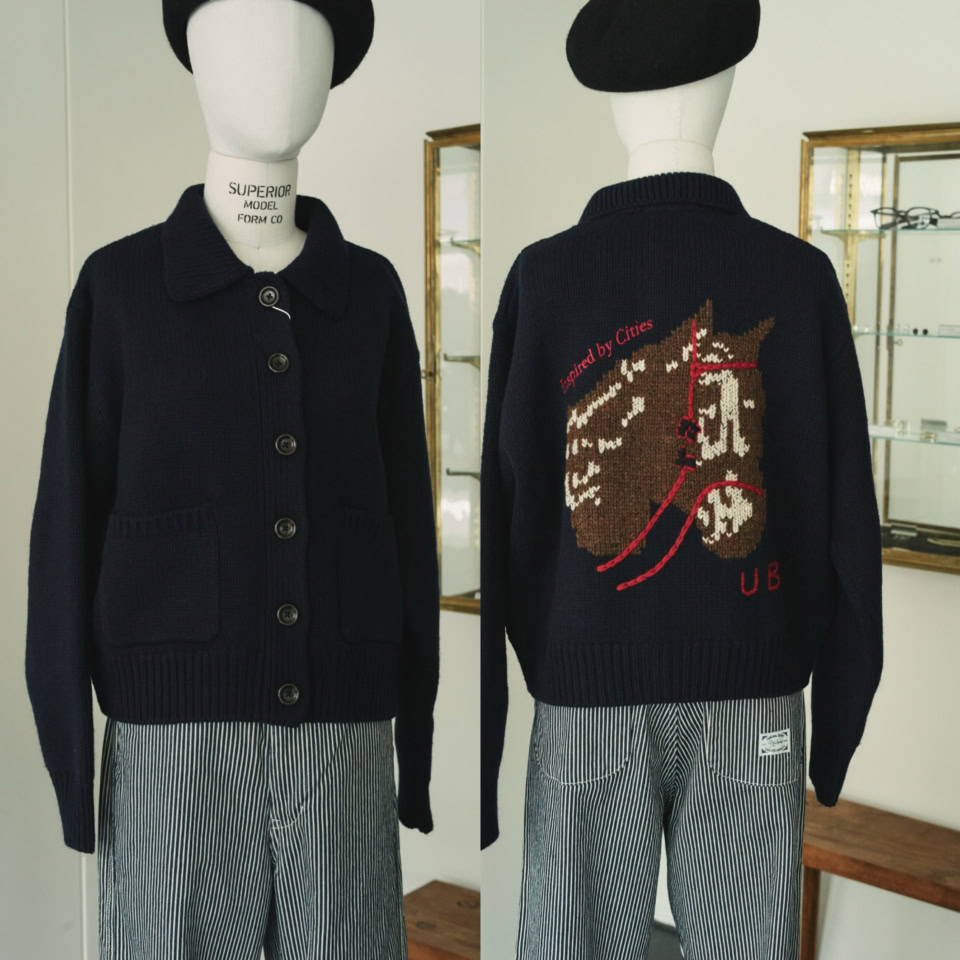 ホースカーディガン￥51,150、クイジン・パンツ￥29,700（共にアーバニック30） レザーベレー￥14,300　（エイチダブリュードッグアンドコー）