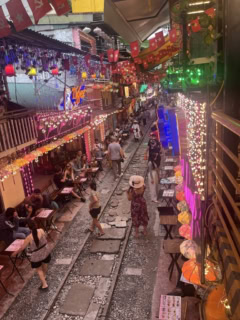 一部のカフェは2階席もあって、上から見ることも可能です