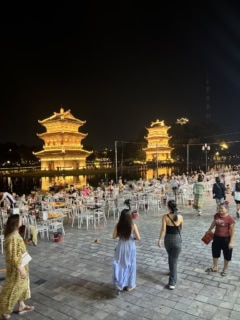 ライトアップされた寺院もありました。ここ数年で建てられたそうですが、ナイトマーケットのシンボル的存在になっています