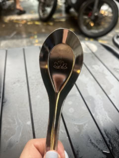 一緒にハノイに行った方にお裾分けしてもらったレンゲ。さりげなく刻印された蓮の花がかわいい♡ 筆者はこういったモノを見つけられなかったけど、ちゃんと見ると掘り出し物もありそう！