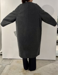 フロントはサドルショルダーですが、バックはラグランスリーブ仕様に。そうすることで肩まわりに窮屈さを感じることなく、動きやすくなるんです