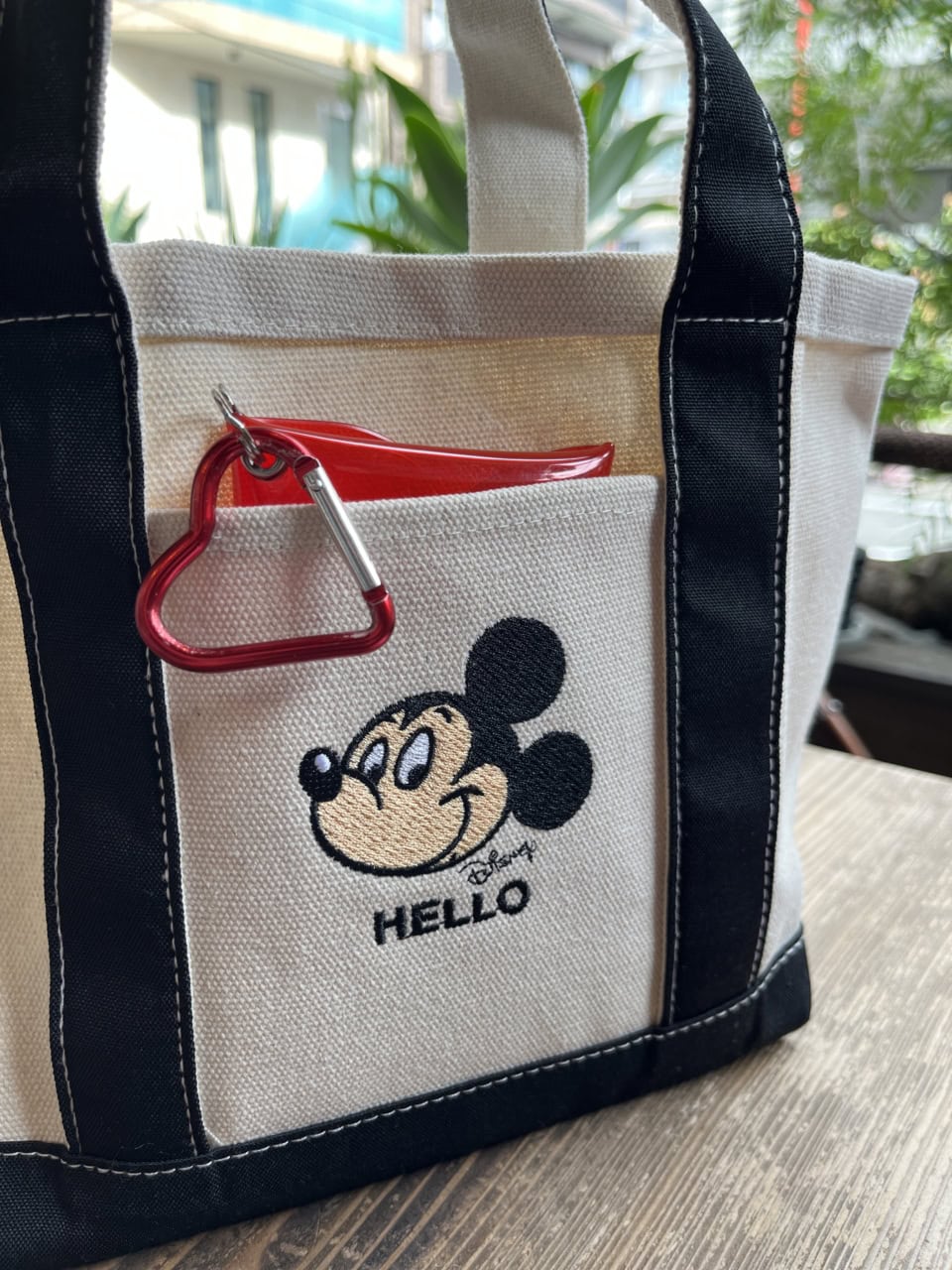 フロントのミッキー刺繍はポケットになっていて、取り出し頻度の高い小物を入れるのに便利でした！