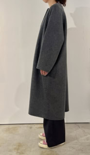 たっぷりとしたシルエットながらも着ぶくれして見えないのは、さすが【エブール】