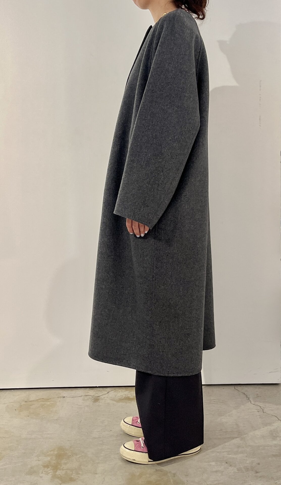 たっぷりとしたシルエットながらも着ぶくれして見えないのは、さすが【エブール】