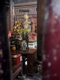 祠の一番奥には、初代皇帝ディン・ティエン・ホアンの像が祀られています