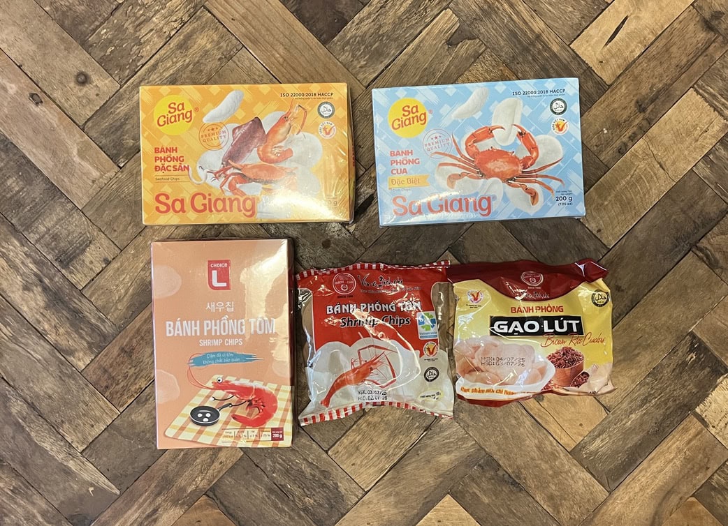 まずご紹介したいのが、東南アジア料理の脇役的な位置付けでお皿に盛り付けられているえびせんです。筆者はお酒のアテにしているのですが、これが本当においしい! 今回は母にも頼まれたので、いろいろな種類を購入してみました。袋モノで6,900ドン(日本円で約41円)、箱モノで20,000ドン前後(日本円で約120円)と、今回もびっくりするほど安かったです!