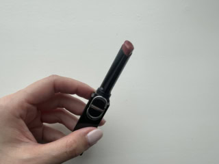 落ちづらい・塗りやすい・潤う・発色がよいの四拍子が揃った今季の本命リップ