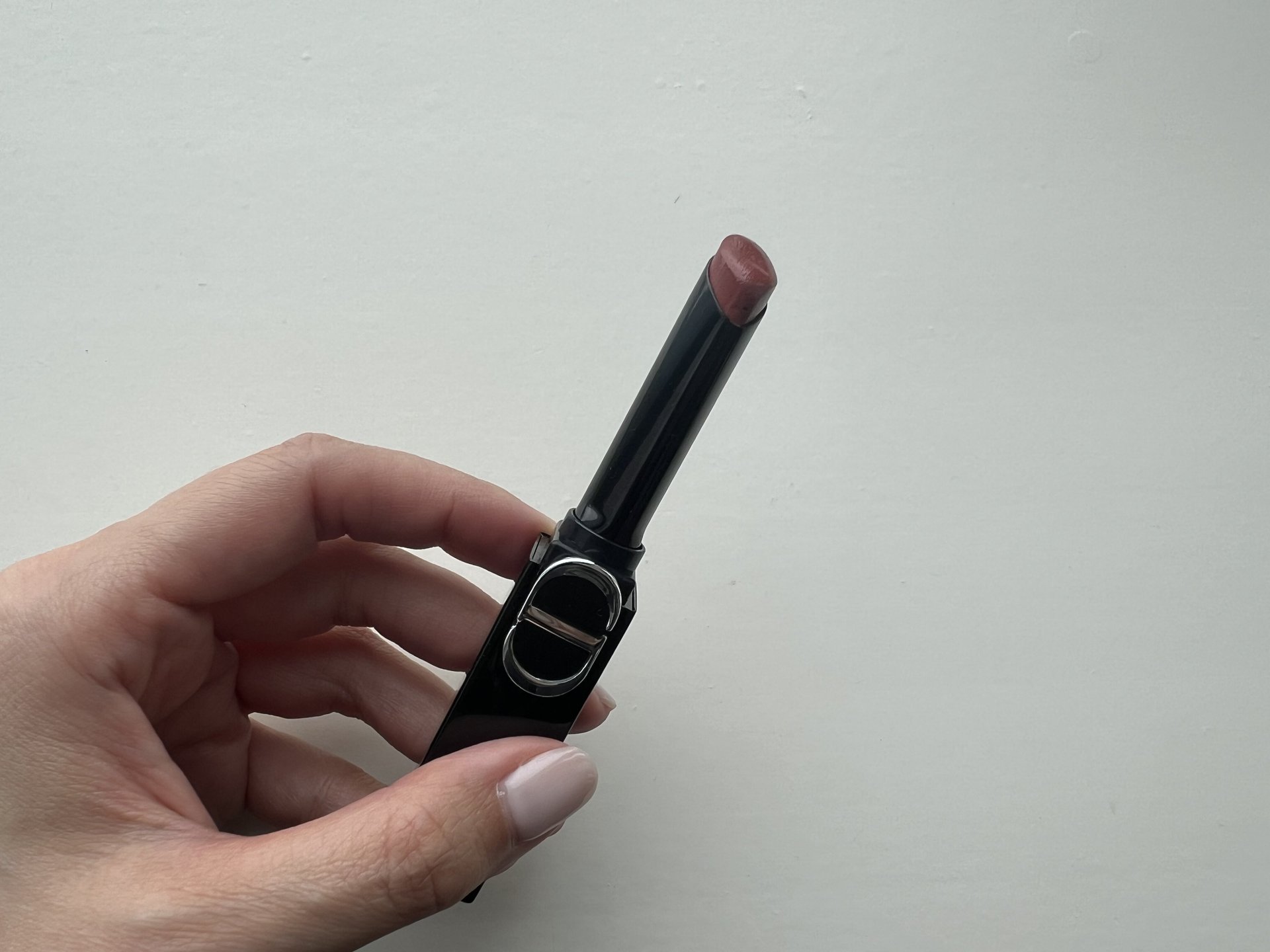 落ちづらい・塗りやすい・潤う・発色がよいの四拍子が揃った今季の本命リップ