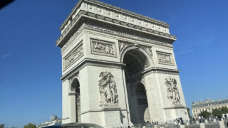 タクシーで偶然通った凱旋門をパチリ