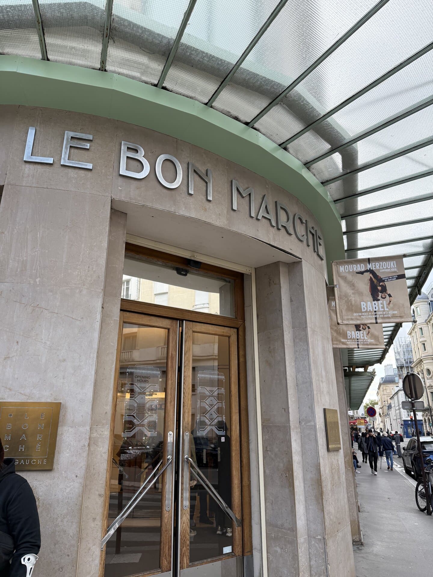 パリの老舗デパートは、エントランスも洒落ております！