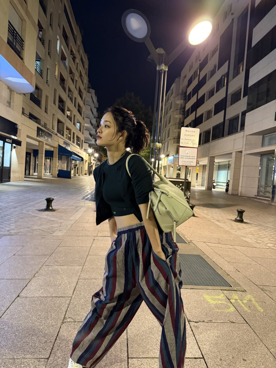 存在感あるストライプのパンツがコーデの主役。ヘルシーな肌見せも素敵♡