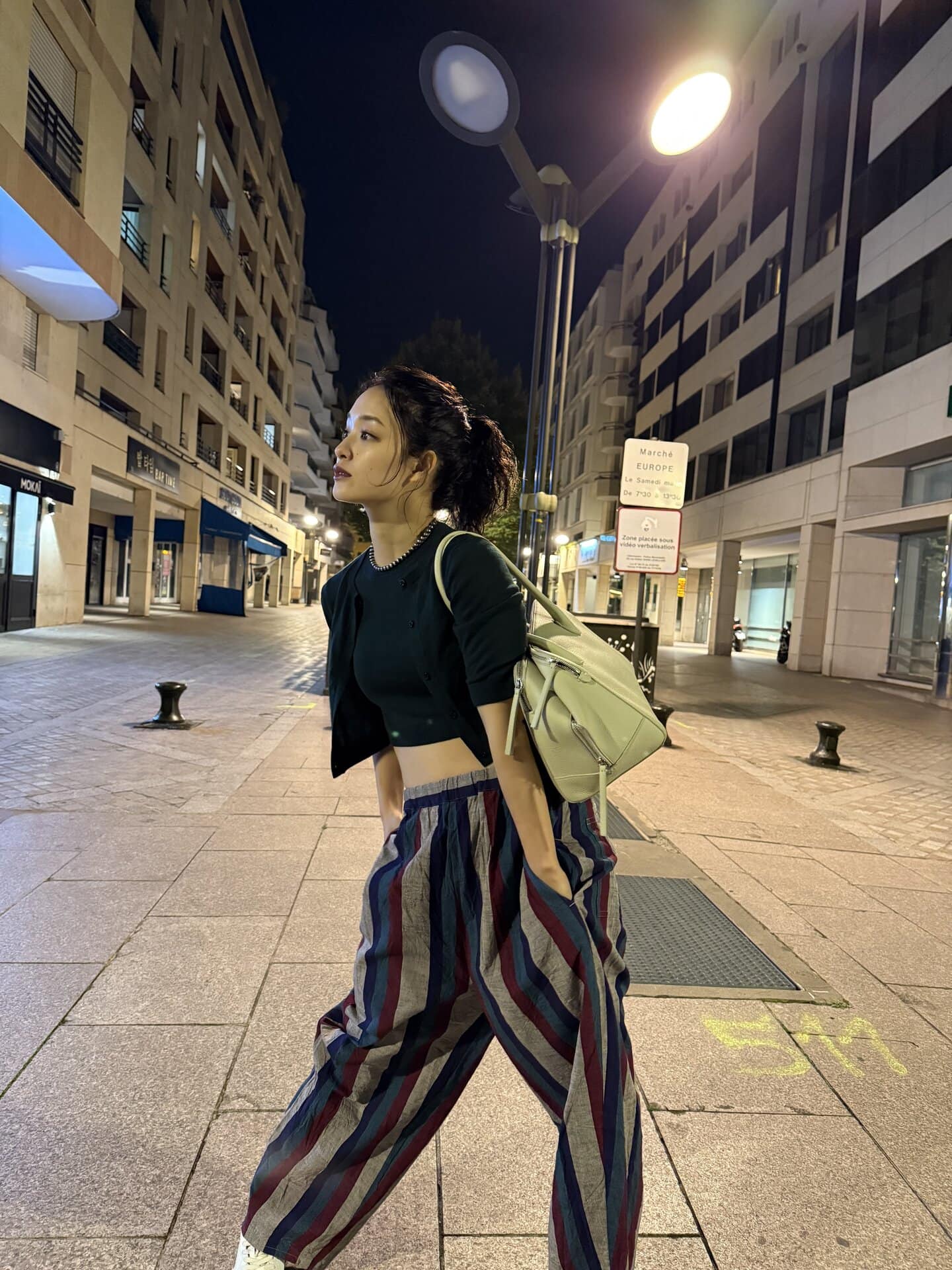 存在感あるストライプのパンツがコーデの主役。ヘルシーな肌見せも素敵♡