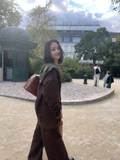 パリでのお買い物は【ステラ マッカートニー】のセットアップで。ブラウンとカーキの色合わせも洒落ています!