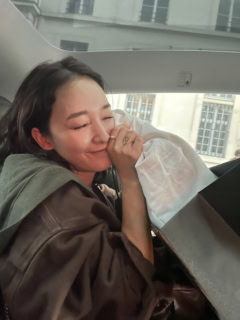 購入後、タクシーの中で幸せに浸っている剛力さん。めちゃくちゃうれしそうですねー♡