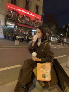 お茶もしないまま買い物をしていたそうで、タクシー待ち中に水分補給。「飲み物を2つ持っていますが、まさかのどちらも私の(笑)。温かいのと冷たいのを両方飲みたくて、思わず2つ購入してしまいました! 」