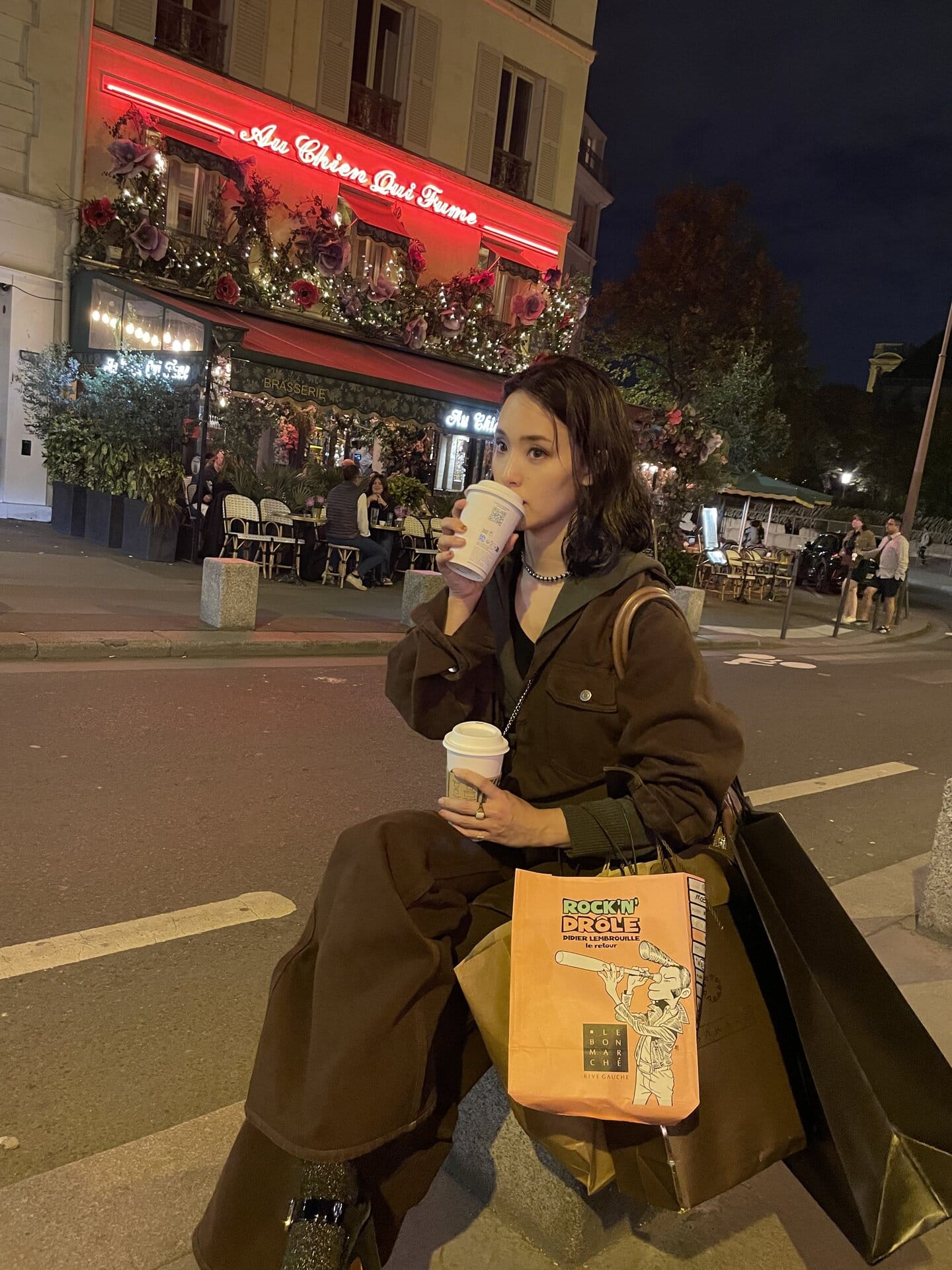 お茶もしないまま買い物をしていたそうで、タクシー待ち中に水分補給。「飲み物を2つ持っていますが、まさかのどちらも私の(笑)。温かいのと冷たいのを両方飲みたくて、思わず2つ購入してしまいました! 」