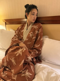 このガウンはさすがにホテルのモノだろうと思っていたんですが、これも剛力さんの私物。しかもパジャマらしいです。旅先で就寝スタイルまでこだわるなんて、やっぱどうかしてるぜ剛力さん(笑)