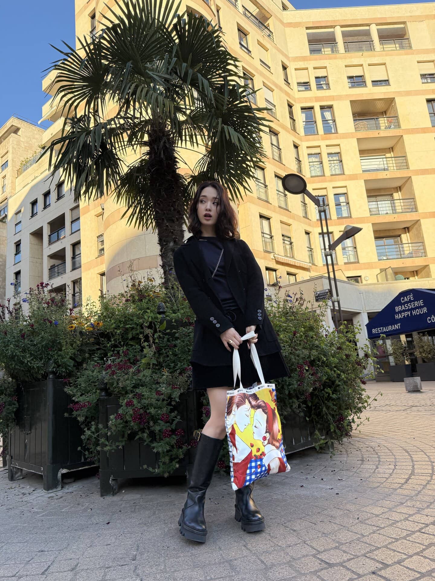 きちんと感のあるジャケットスタイルでオルセー美術館へ。旅先にかさばるロングブーツを持参するとは、さすが剛力さん！