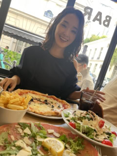 【ステラ マッカートニー】のショーの前にカフェで腹ごしらえ