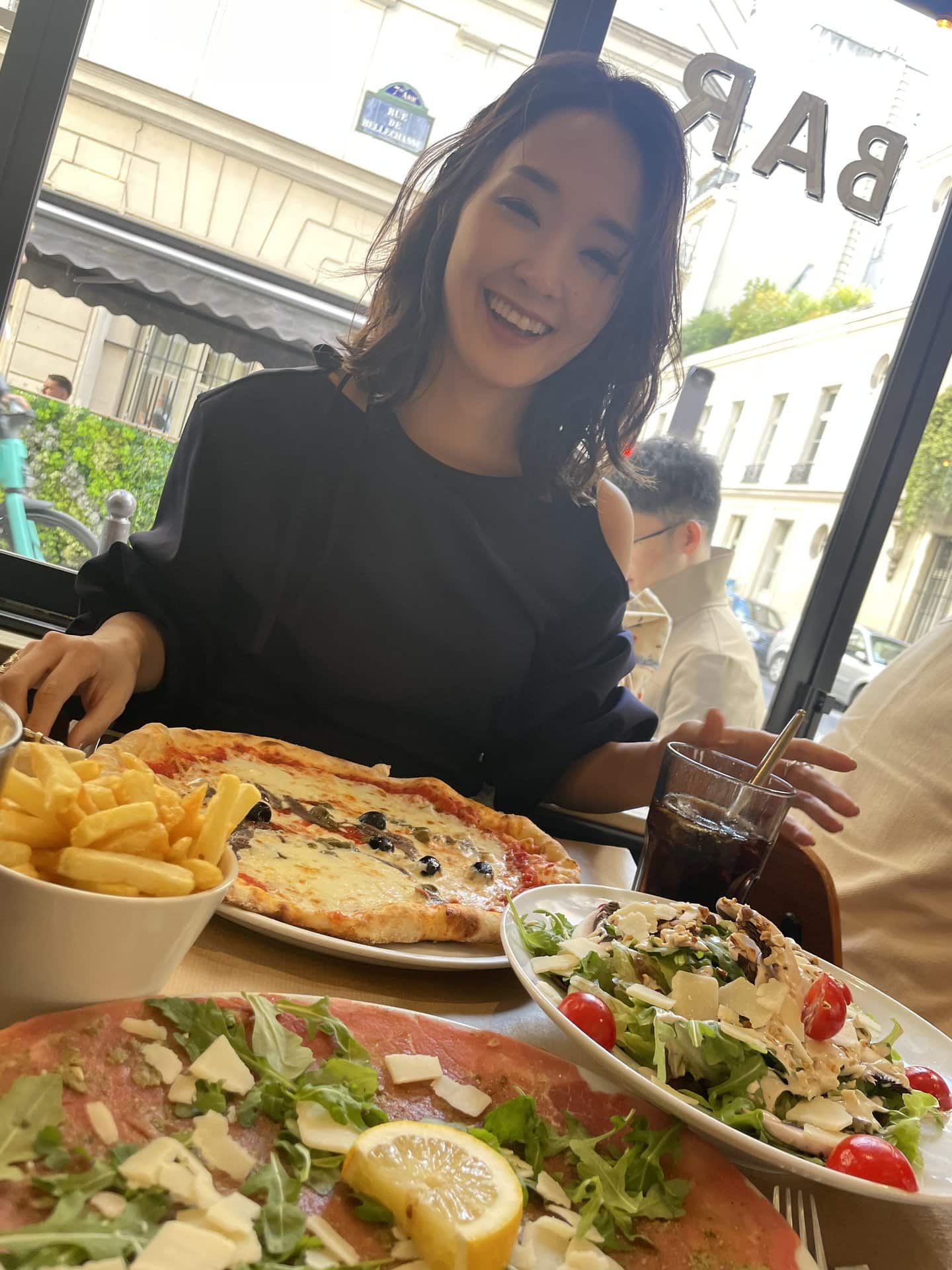 【ステラ マッカートニー】のショーの前にカフェで腹ごしらえ