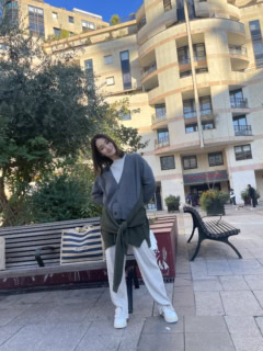 オルセー美術館後にホテルに戻り、【ステラ マッカートニー】のショーの前に近所のMONOPRIXに出かけたときの着こなしがこちら。スーパースタイルもこんなにおしゃれとは、さすがのひと言です!