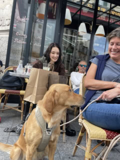 買い物の合間にカフェのテラス席で休憩。「パリはおしゃれな人たちが本当に多いので、ずっとファッションチェックをしていました! 」