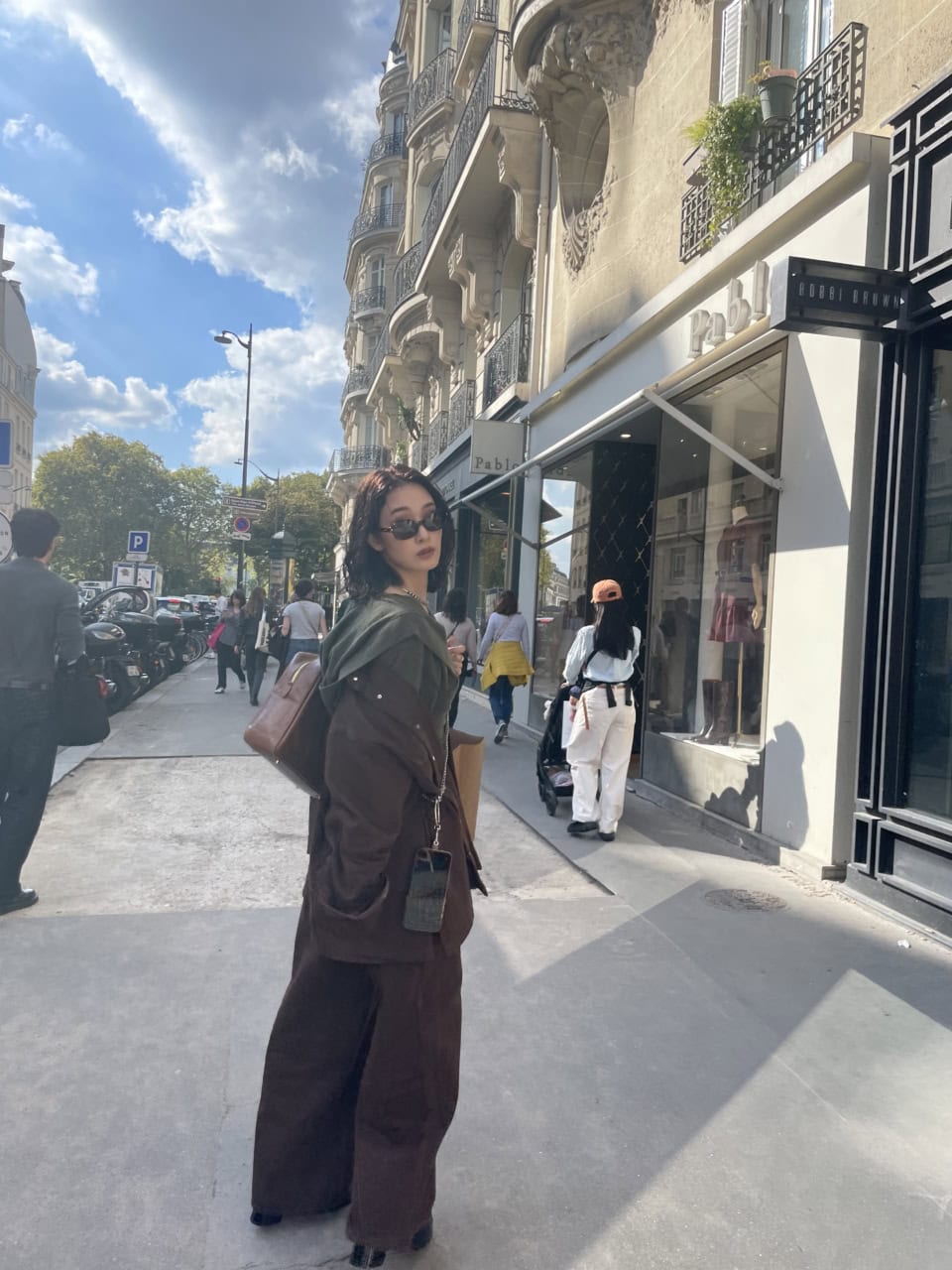 剛力さん、スタイリングに合わせてバッグもシューズも全て変えていました。旅先なのにマジでスゴいです!