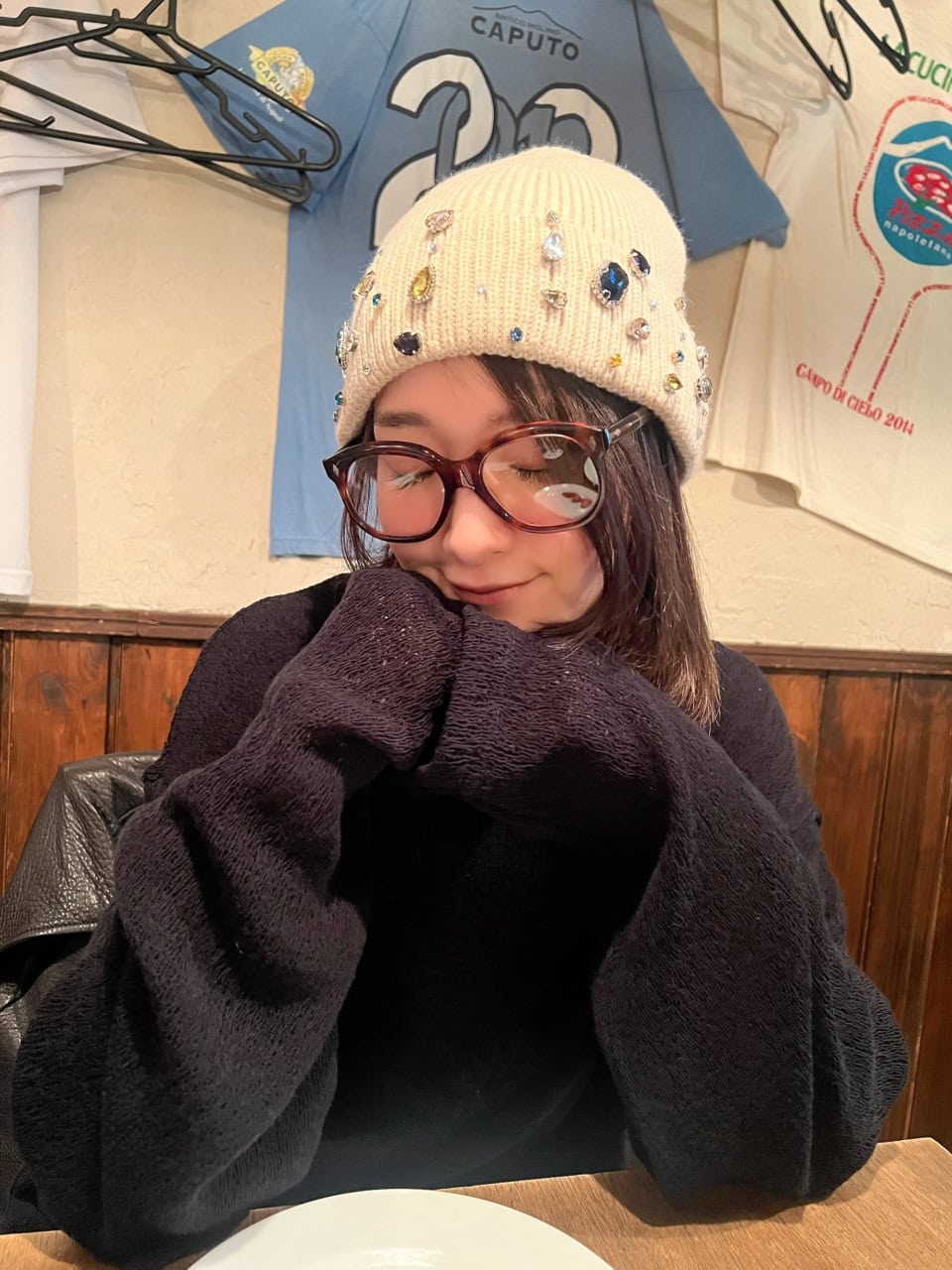 ビジューを散りばめたニット帽もパリの【マヌーシュ】で購入。剛力さんのキュートさが引き立ちますよね!