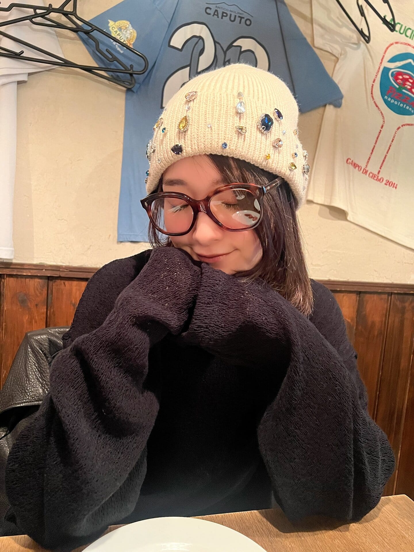 ビジューを散りばめたニット帽もパリの【マヌーシュ】で購入。剛力さんのキュートさが引き立ちますよね！